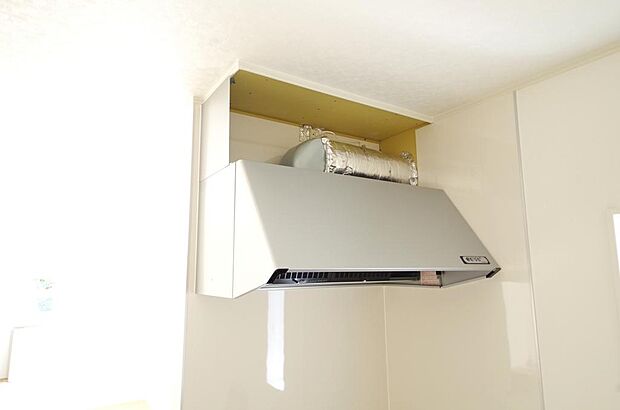 キッチン上部には、ブーツ型の照明付きのレンジフードが標準装備されております。