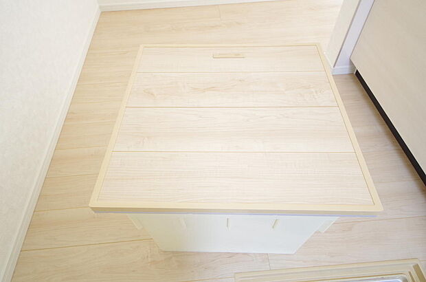 ミネラルウォーター、缶詰、非常食のストックに便利です。空間を有効に利用した収納です。