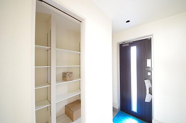 棚板が多く、沢山の靴が収納可能。棚板は稼働可能ですのでブーツやヒールの高い靴も収納でき便利です。