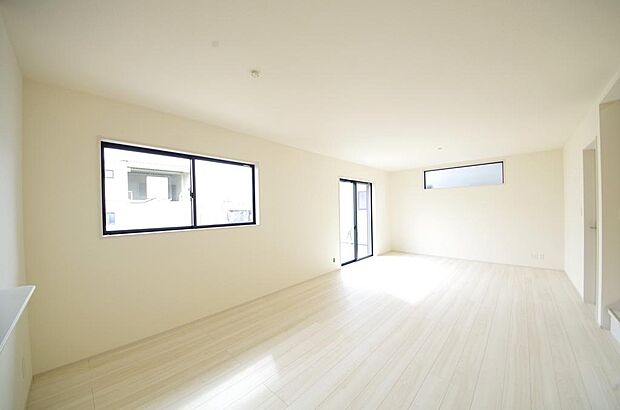 明るい陽光が差し込み開放的なリビング　ダイニングを演出し、ゆとりある空間はご満足いただけます。