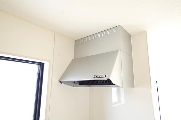 キッチン上部には、ブーツ型の照明付きのレンジフードが標準装備されております。