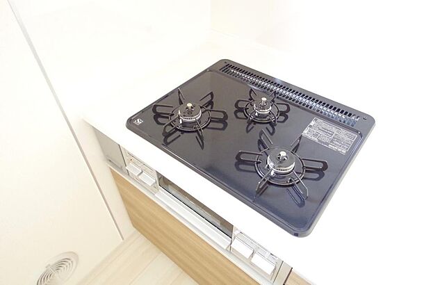 三ツ口コンロはＳｉセンサーが組み込まれています。長時間の使用の際にセンサーが自動でストップします。