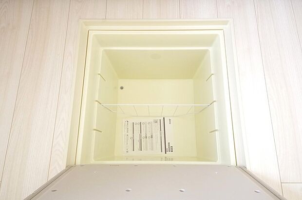 ミネラルウォーター、缶詰、非常食のストックに便利です。空間を有効に利用した収納です。