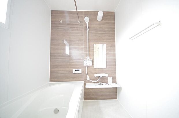 心地よい入浴タイムを追求した大きな浴槽とアクセントパネルで、より高級感が演出されます。