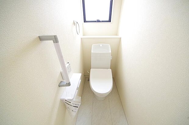 少ない水を有効に使って、汚れも効率よく洗浄します。便器は奥までふちのない掃除がしやすい形状です。