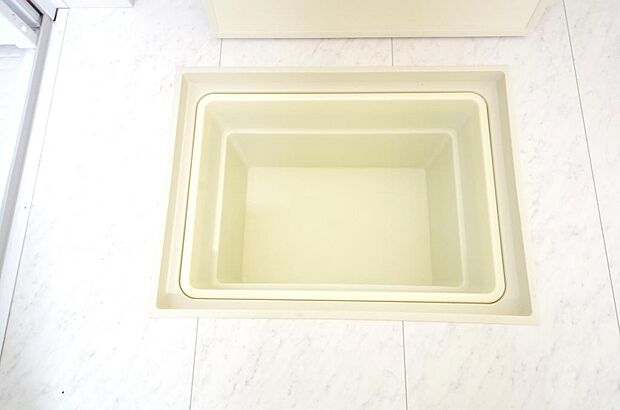 シャンプー　リンス　洗剤　柔軟剤等のストックに便利です。空間を有効に利用した収納です。