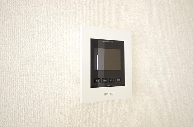 来訪者を映像と音声で確認可能なので、煩わしいセールスにも住戸内で対話可能です。