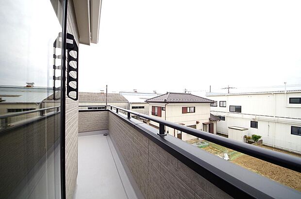 陽光あふれるバルコニーは、たくさんの光を浴びることができるのでお洗濯物やお布団もしっかり干せます。