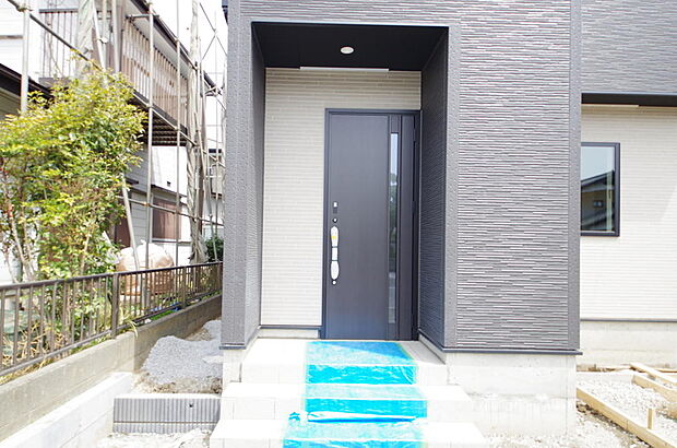 玄関はいわばその邸宅の顔です。だからこそ、迎賓のためにしつらえを細部まで施しました。