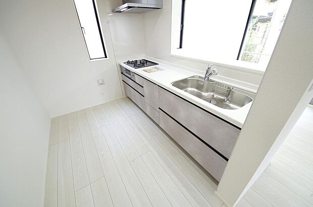 キッチンには耐久性が高く、お手入れも簡単で人工大理石トップを採用して、キッチンを優雅に演出しました。