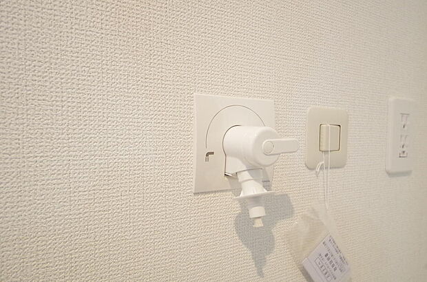 洗濯機用の給水口には蛇口ではなく、全自動洗濯機が設置できる専用の給水口が設置されております。