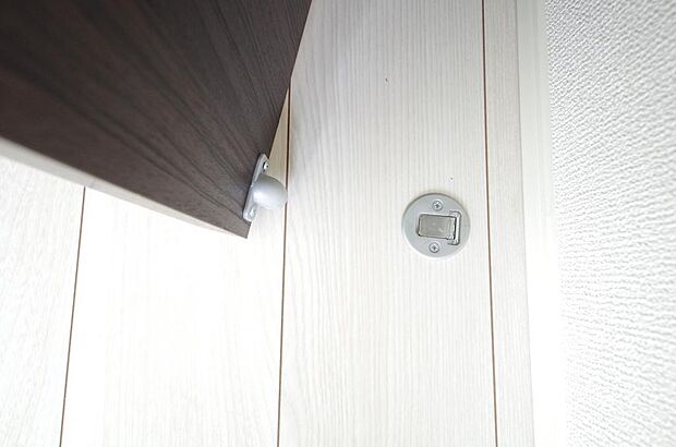 マグネット式の戸当たりの為、使っていない時は床との段差が殆どありません。掃除機をかける時に便利です。