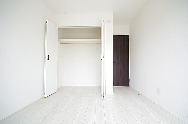 木の質感が優しい床材と豊富な収納が特徴的な、心に温かさを感じる内装です。