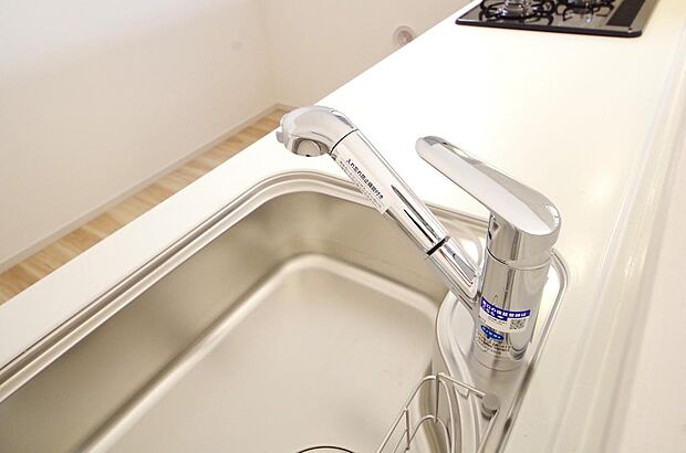 キッチンの水栓はホースが伸びますので、大きな鍋も楽に洗う事が出来ます。浄水器もビルトインです。
