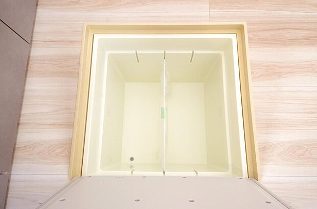 ミネラルウォーター、缶詰、非常食のストックに便利です。空間を有効に利用した収納です。