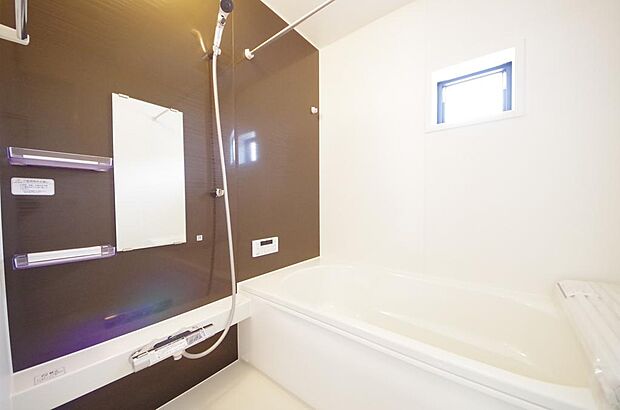 心地よい入浴タイムを追求した大きな浴槽とアクセントパネルで、より高級感が演出されます。