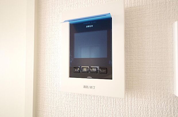 来訪者を映像と音声で確認可能なので、煩わしいセールスにも住戸内で対話可能です。