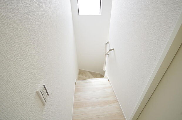階段には手すりを標準装備することで、お子様やご高齢者の安全性にも配慮しております。