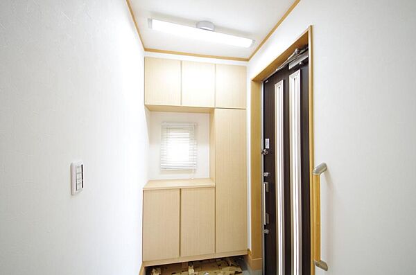 棚板が多く、沢山の靴が収納可能。棚板は稼働可能ですのでブーツやヒールの高い靴も収納でき便利です。