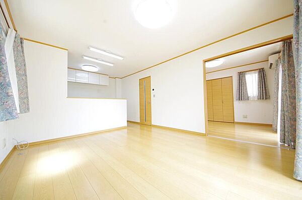 明るい陽光が差し込み開放的なリビング　ダイニングを演出し、ゆとりある空間はご満足いただけます。