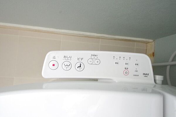 トイレでの洗浄、水量、水温などの機能はリモコンでラクに操作できます。人気の設備の一つです。