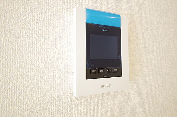 来訪者を映像と音声で確認可能なので、煩わしいセールスにも住戸内で対話可能です。