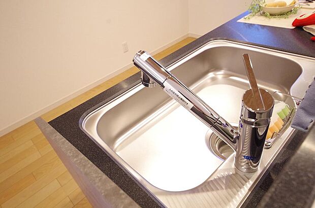 レバー操作一つで水量、温度も調節可能です。また、蛇口には浄水カートリッジも内蔵可能です。