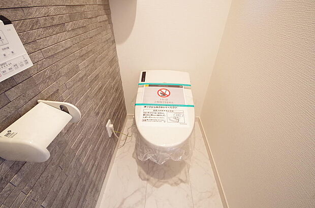 少ない水を有効に使って、汚れも効率よく洗浄します。便器は奥までふちのない掃除がしやすい形状です。