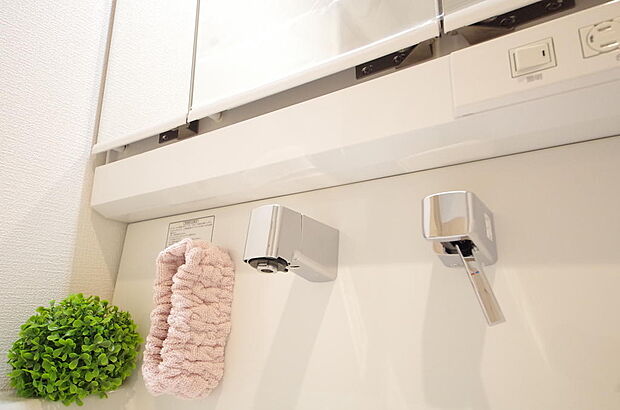 洗面台の給水口はホースが伸びるので朝シャン出来ます。シングルレバーでお湯の温度も楽々調整出来ます。