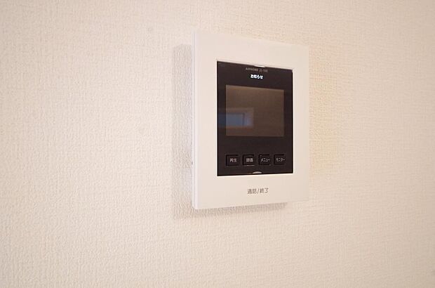 来訪者を映像と音声で確認可能なので、煩わしいセールスにも住戸内で対話可能です。