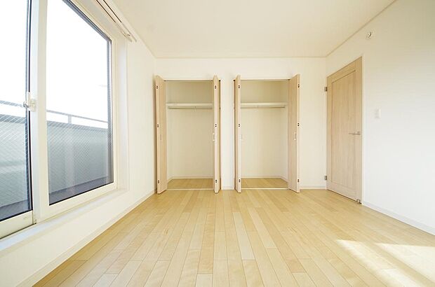 木の質感が優しい床材と豊富な収納が特徴的な、心に温かさを感じる内装です。