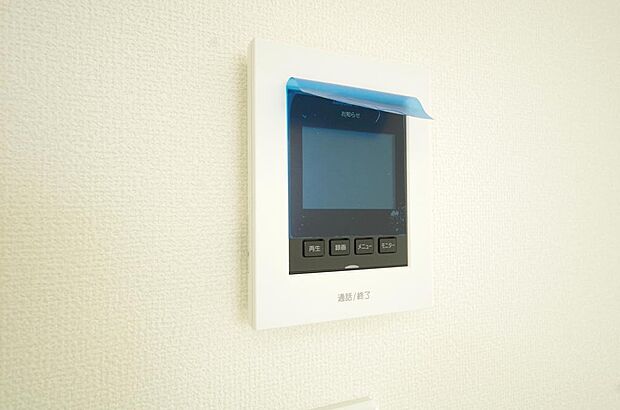 来訪者を映像と音声で確認可能なので、煩わしいセールスにも住戸内で対話可能です。