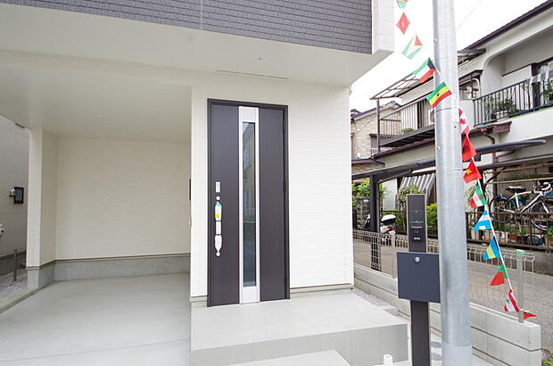 玄関はいわばその邸宅の顔です。だからこそ、迎賓のためにしつらえを細部まで施しました。