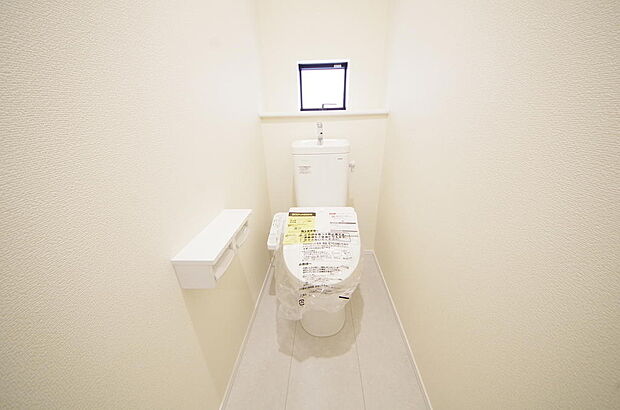 少ない水を有効に使って、汚れも効率よく洗浄します。便器は奥までふちのない掃除がしやすい形状です。