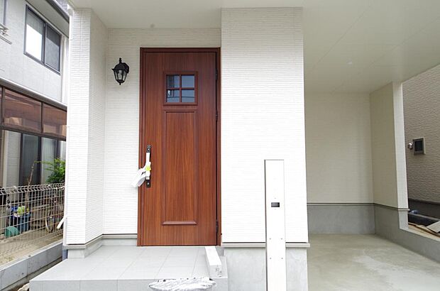 玄関はいわばその邸宅の顔です。だからこそ、迎賓のためにしつらえを細部まで施しました。
