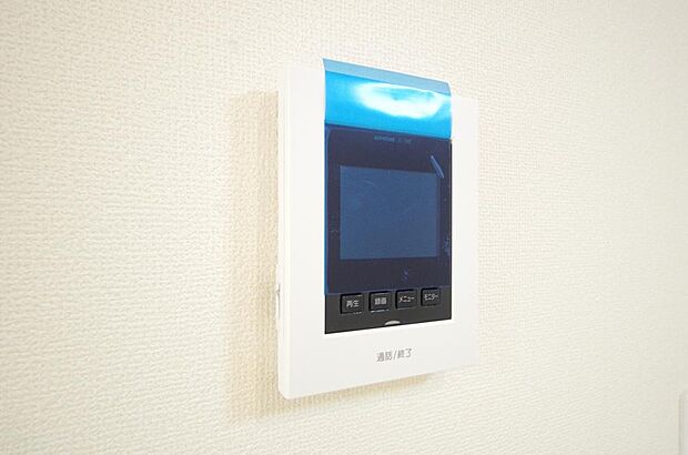 来訪者を映像と音声で確認可能なので、煩わしいセールスにも住戸内で対話可能です。