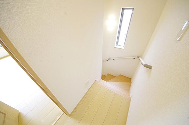 階段には手すりを標準装備することで、お子様やご高齢者の安全性にも配慮しております。