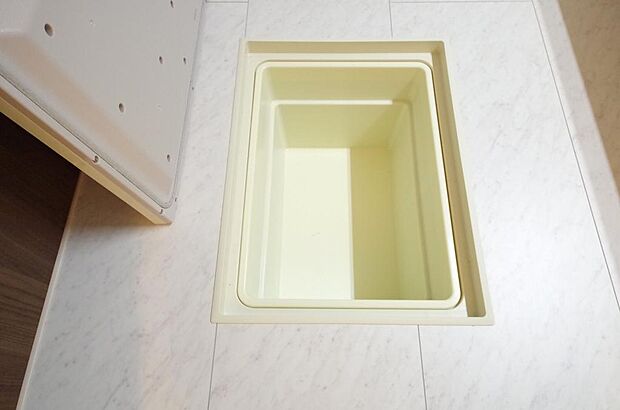 シャンプー　リンス　洗剤　柔軟剤等のストックに便利です。空間を有効に利用した収納です。