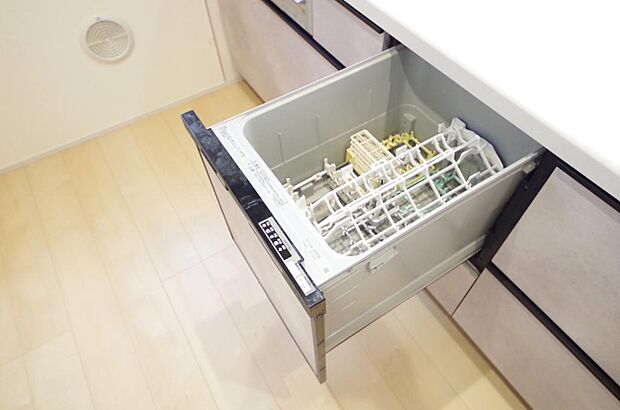 食器の出し入れがしやすいスライド収納タイプの食器洗い乾燥機です。また、節水効果にも優れています。