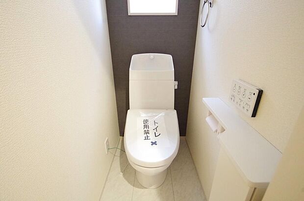 少ない水を有効に使って、汚れも効率よく洗浄します。便器は奥までふちのない掃除がしやすい形状です。