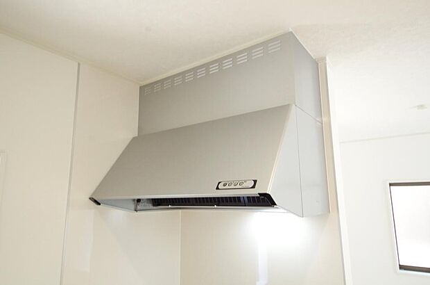 キッチン上部には、ブーツ型の照明付きのレンジフードが標準装備されております。