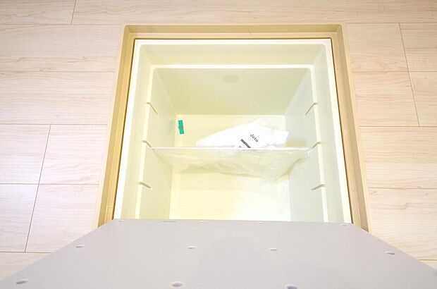 ミネラルウォーター、缶詰、非常食のストックに便利です。空間を有効に利用した収納です。