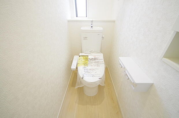 少ない水を有効に使って、汚れも効率よく洗浄します。便器は奥までふちのない掃除がしやすい形状です。