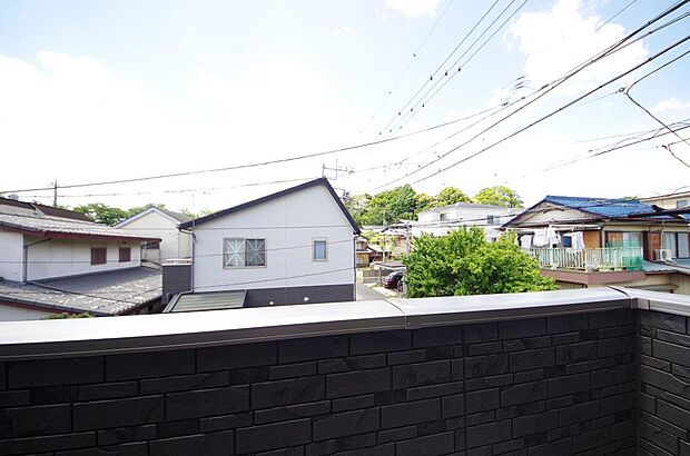 陽光あふれるバルコニーは、たくさんの光を浴びることができるのでお洗濯物やお布団もしっかり干せます。