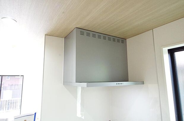 キッチン上部には、ブーツ型の照明付きのレンジフードが標準装備されております。