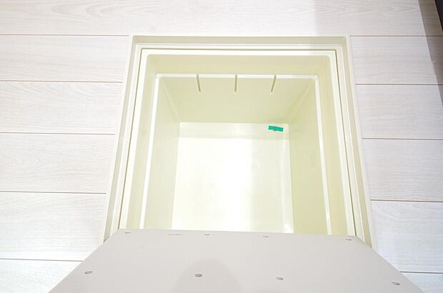 ミネラルウォーター、缶詰、非常食のストックに便利です。空間を有効に利用した収納です。