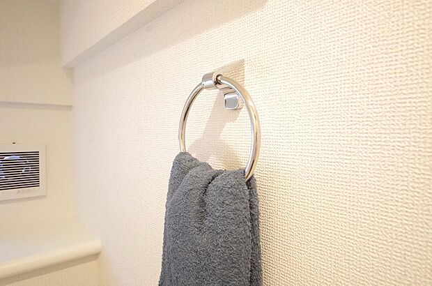 タオル掛け、これは必要です。標準装備されていますので、後から設置する手間も省けます。