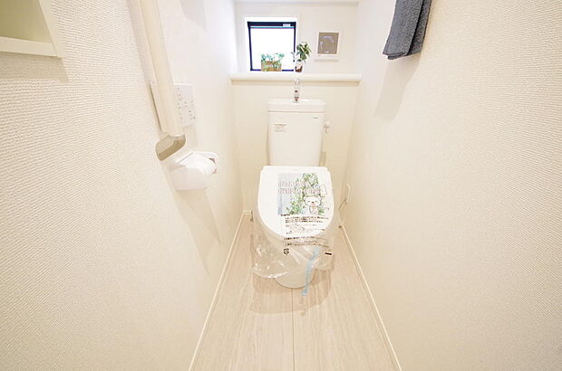 少ない水を有効に使って、汚れも効率よく洗浄します。便器は奥までふちのない掃除がしやすい形状です。