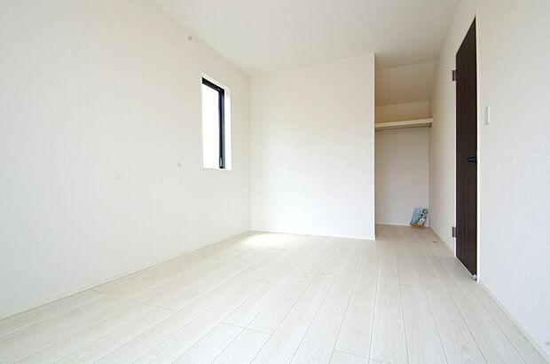 木の質感が優しい床材と豊富な収納が特徴的な、心に温かさを感じる内装です。