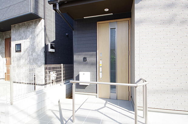 玄関はいわばその邸宅の顔です。だからこそ、迎賓のためにしつらえを細部まで施しました。